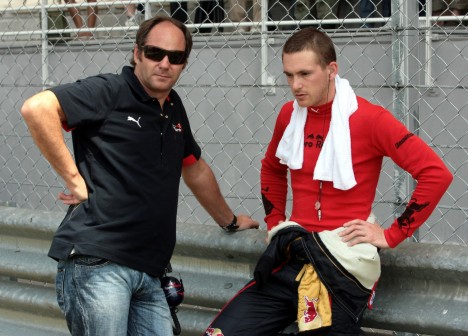 Gerhard Berger (tv.) og Scott Speed (th.) er ikke på bølgelængde i øjeblikket, og måske er Speed allerede på vej ud af Toro Rosso teamet.